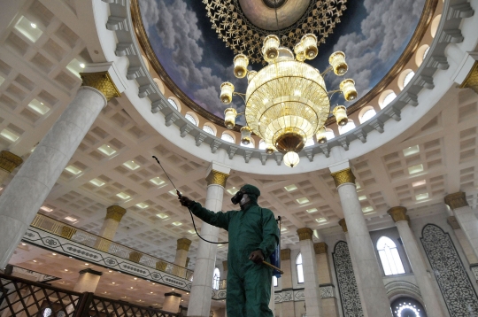 Penyemprotan Disinfektan di Masjid Kubah Emas Jelang Salat Id