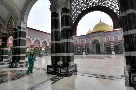 Penyemprotan Disinfektan di Masjid Kubah Emas Jelang Salat Id
