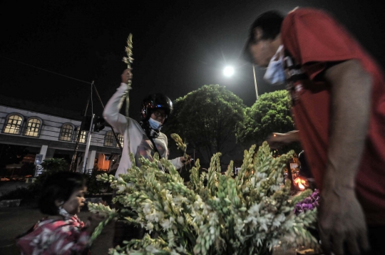 Tradisi Berburu Bunga Sedap Malam Jelang Idulfitri