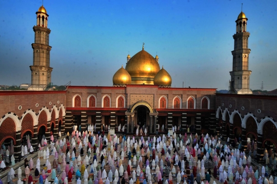 Kekhusyukan Salat Idulfitri di Masjid Kubah Emas