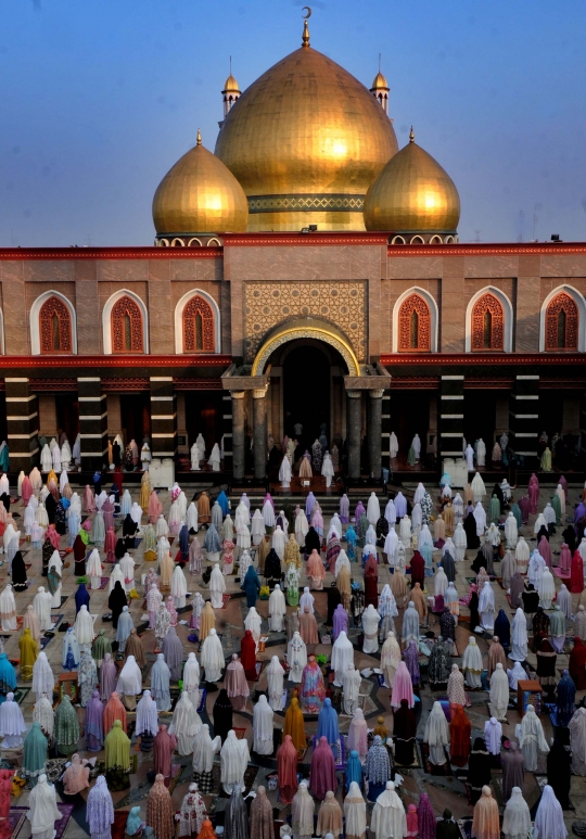Kekhusyukan Salat Idulfitri di Masjid Kubah Emas