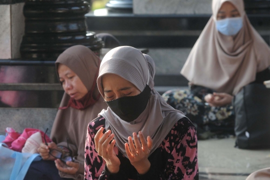 Kekhusyukan Salat Idulfitri di Masjid Kubah Emas