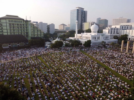 Ribuan Muslim Laksanakan Salat Idulfitri di Lapangan Masjid Al-Azhar