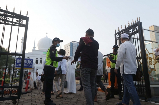 Ribuan Muslim Laksanakan Salat Idulfitri di Lapangan Masjid Al-Azhar