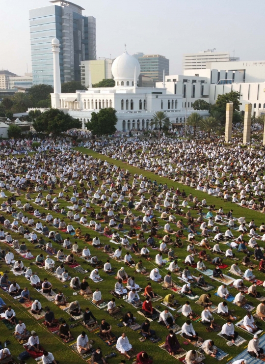 Ribuan Muslim Laksanakan Salat Idulfitri di Lapangan Masjid Al-Azhar