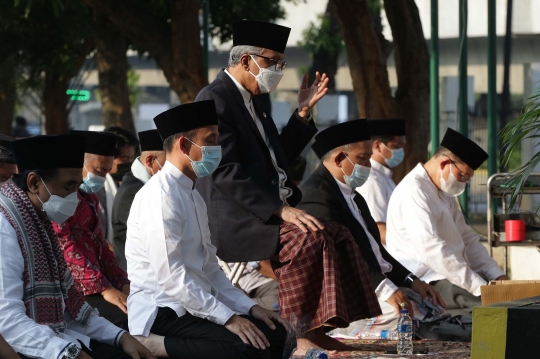 Ribuan Muslim Laksanakan Salat Idulfitri di Lapangan Masjid Al-Azhar