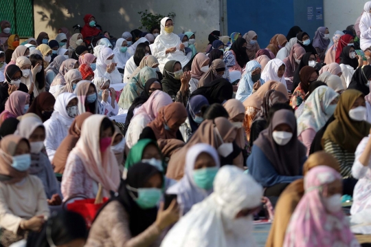 Ribuan Muslim Laksanakan Salat Idulfitri di Lapangan Masjid Al-Azhar
