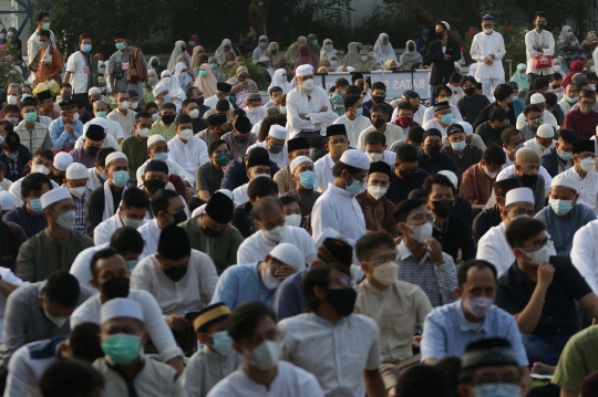 Ribuan Muslim Laksanakan Salat Idulfitri di Lapangan Masjid Al-Azhar