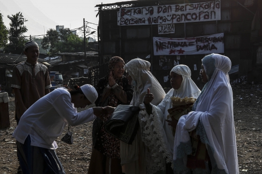 Potret Warga Pancoran Buntu Rayakan Lebaran di Antara Reruntuhan