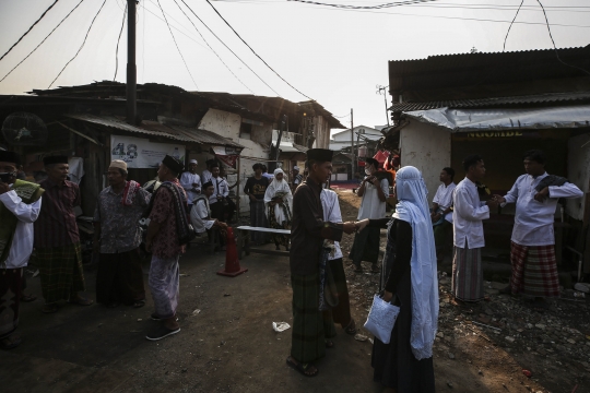 Potret Warga Pancoran Buntu Rayakan Lebaran di Antara Reruntuhan