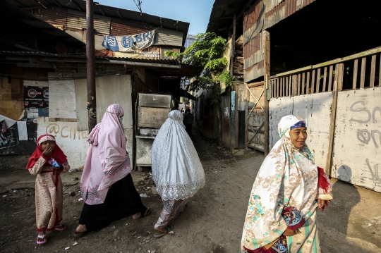 Potret Warga Pancoran Buntu Rayakan Lebaran di Antara Reruntuhan