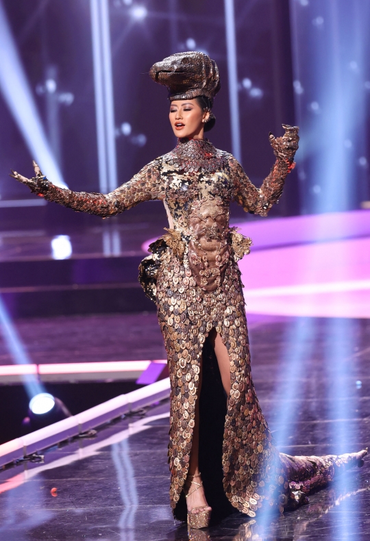 Gaya Ayu Maulida Putri Berkostum Komodo di Miss Universe 2021