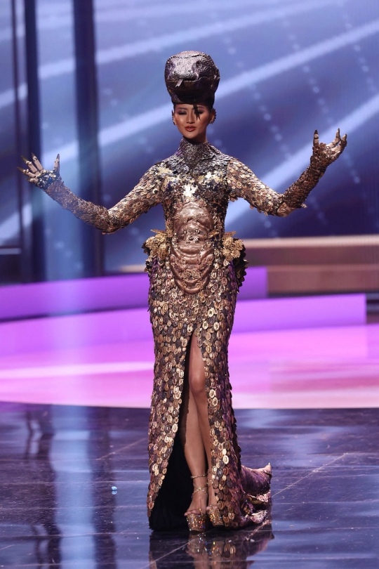 Gaya Ayu Maulida Putri Berkostum Komodo di Miss Universe 2021