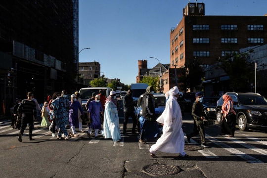 Ribuan Muslim Padati Jalanan di New York untuk Salat Idulfitri