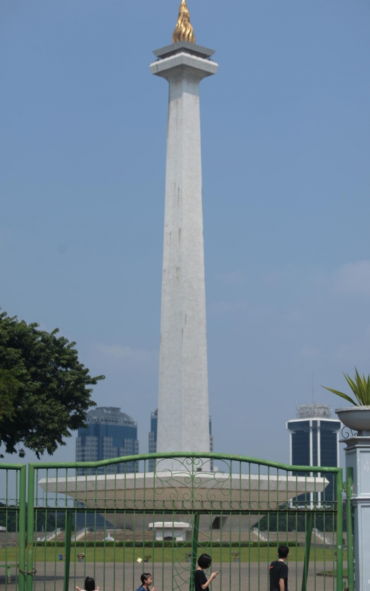 Monas Masih Ditutup, Wisatawan Hanya Bisa Berfoto di Luar Pagar