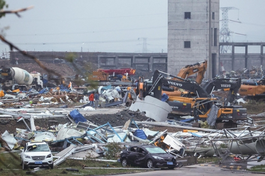 Porak-poranda Wuhan Akibat Diterjang Tornado