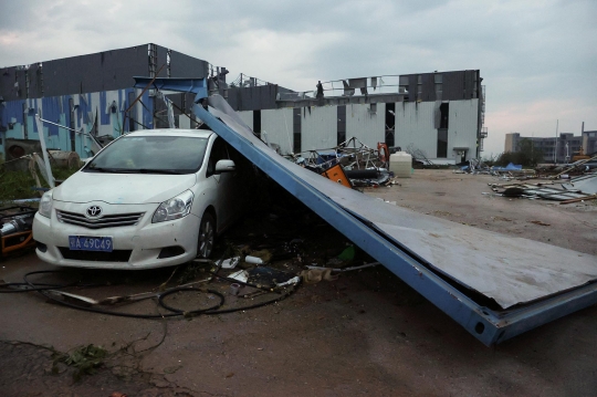 Porak-poranda Wuhan Akibat Diterjang Tornado