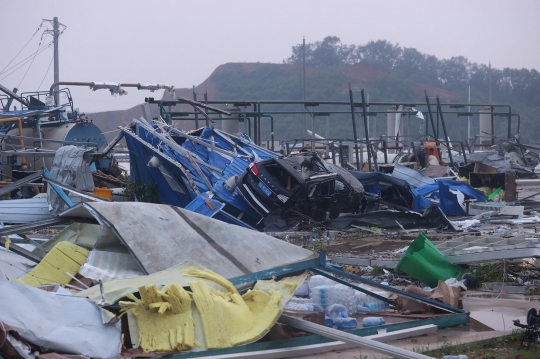 Porak-poranda Wuhan Akibat Diterjang Tornado