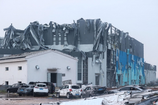 Porak-poranda Wuhan Akibat Diterjang Tornado