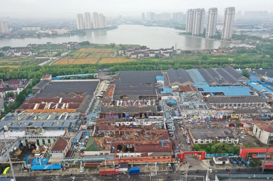 Porak-poranda Wuhan Akibat Diterjang Tornado