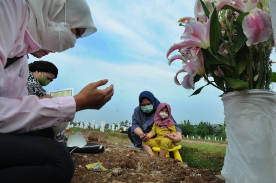 Ziarah Kubur di Tengah Pemakaman Korban Covid-19