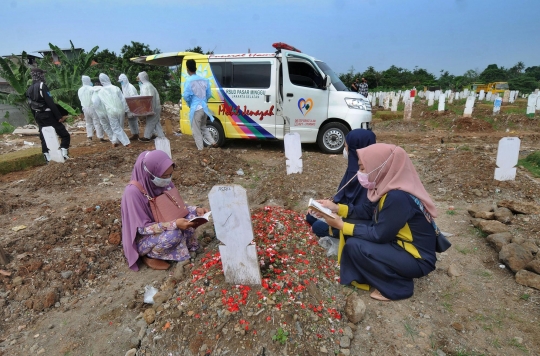 Ziarah Kubur di Tengah Pemakaman Korban Covid-19