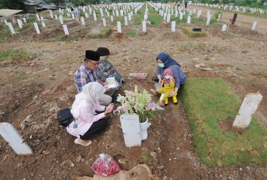 Ziarah Kubur di Tengah Pemakaman Korban Covid-19