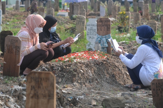 Ziarah Kubur di Tengah Pemakaman Korban Covid-19