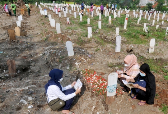 Ziarah Kubur di Tengah Pemakaman Korban Covid-19