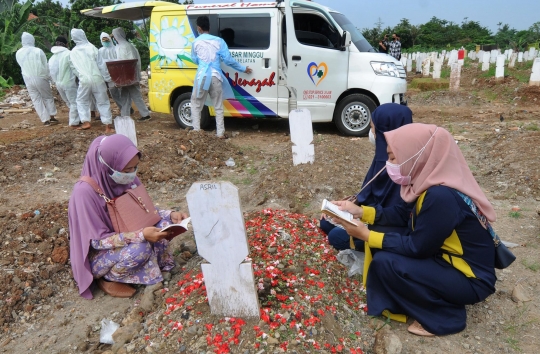 Ziarah Kubur di Tengah Pemakaman Korban Covid-19