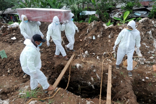 Ziarah Kubur di Tengah Pemakaman Korban Covid-19