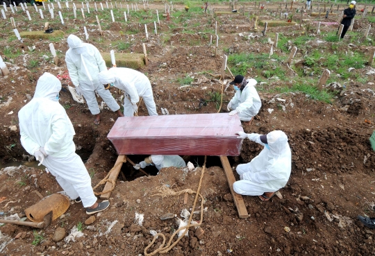 Ziarah Kubur di Tengah Pemakaman Korban Covid-19