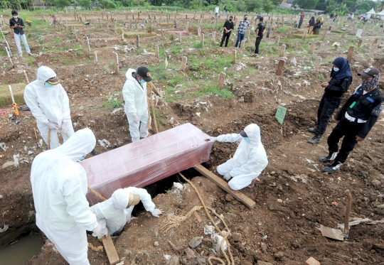 Ziarah Kubur di Tengah Pemakaman Korban Covid-19