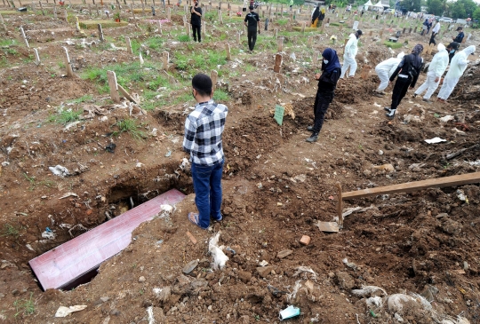 Ziarah Kubur di Tengah Pemakaman Korban Covid-19