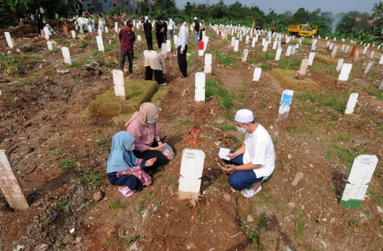 Ziarah Kubur di Tengah Pemakaman Korban Covid-19