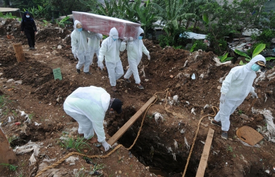 Ziarah Kubur di Tengah Pemakaman Korban Covid-19