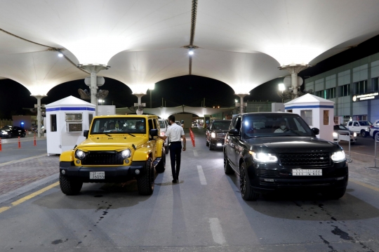 Larangan Keluar Masuk Perbatasan Dicabut, Mobil-Mobil Mewah Saudi Antre Masuk Bahrain