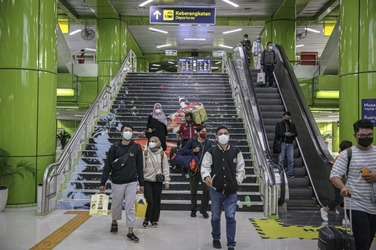 Suasana Arus Balik Pemudik Kereta Api di Stasiun Gambir