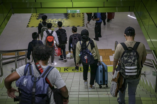 Suasana Arus Balik Pemudik Kereta Api di Stasiun Gambir