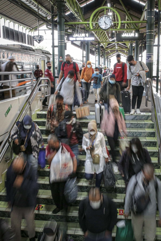 Suasana Arus Balik Pemudik Kereta Api di Stasiun Gambir