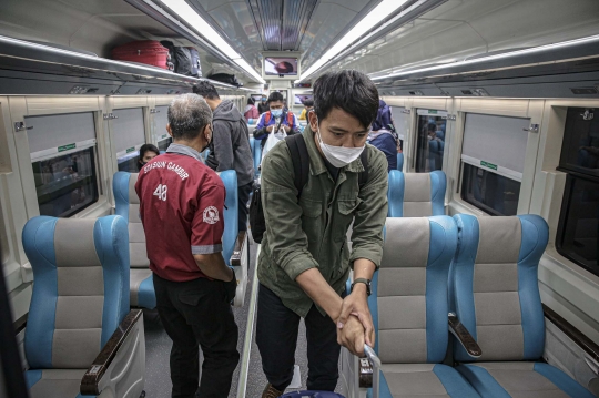 Suasana Arus Balik Pemudik Kereta Api di Stasiun Gambir