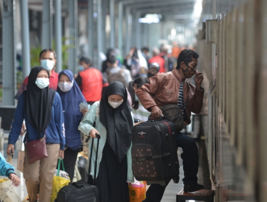 Larangan Mudik Berakhir, Pemudik Padati Stasiun Pasar Senen