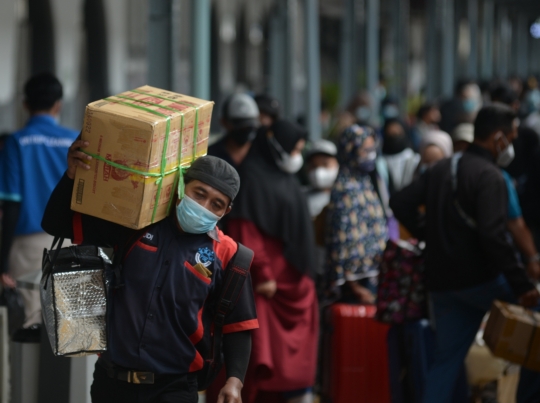 Larangan Mudik Berakhir, Pemudik Padati Stasiun Pasar Senen