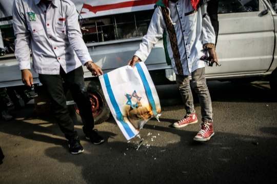 Beraksi di Depan Kedubes AS, Aliansi Pemuda Indonesia Bakar Bendera Israel