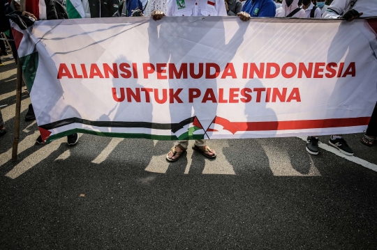 Beraksi di Depan Kedubes AS, Aliansi Pemuda Indonesia Bakar Bendera Israel