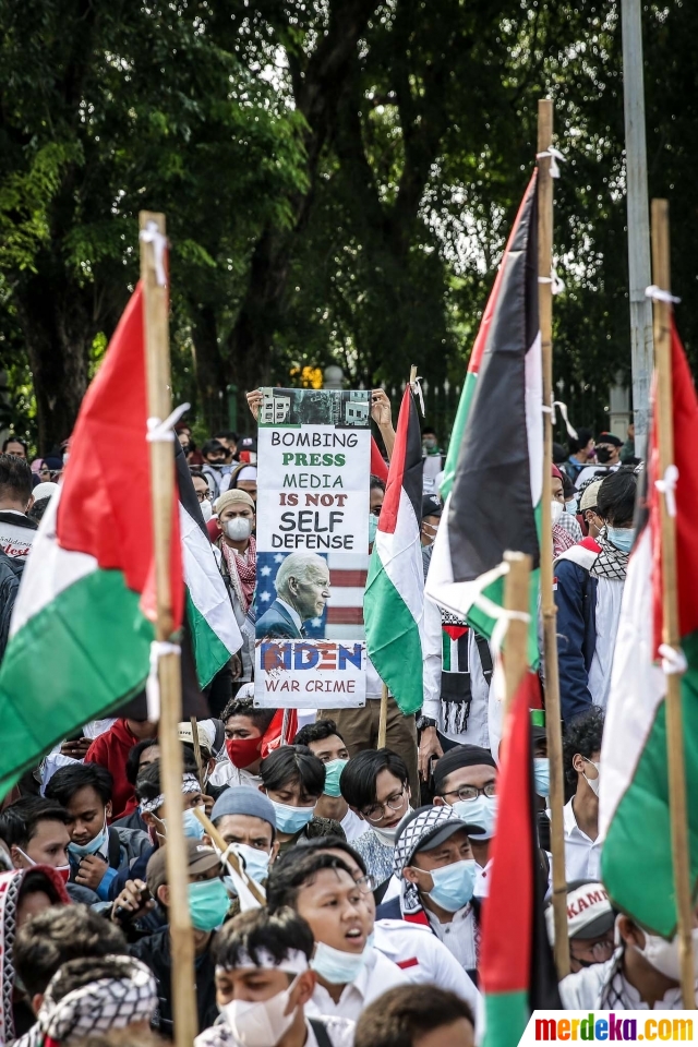 Foto Beraksi Di Depan Kedubes As Aliansi Pemuda Indonesia Bakar Bendera Israel Merdeka Com