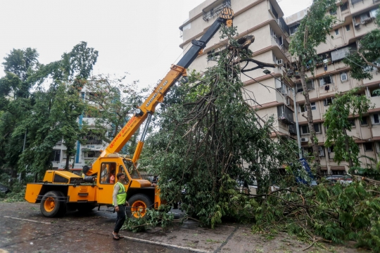 Di Tengah Lonjakan Covid-19, Topan Terkuat Tauktae Porak-porandakan India