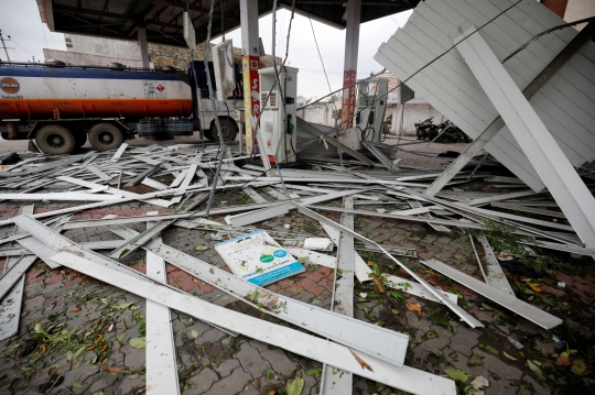 Di Tengah Lonjakan Covid-19, Topan Terkuat Tauktae Porak-porandakan India