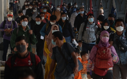 Suasana Arus Balik Pemudik di Stasiun Pasar Senen