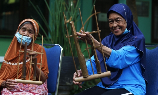 Antusiasme Lansia Bermain Angklung